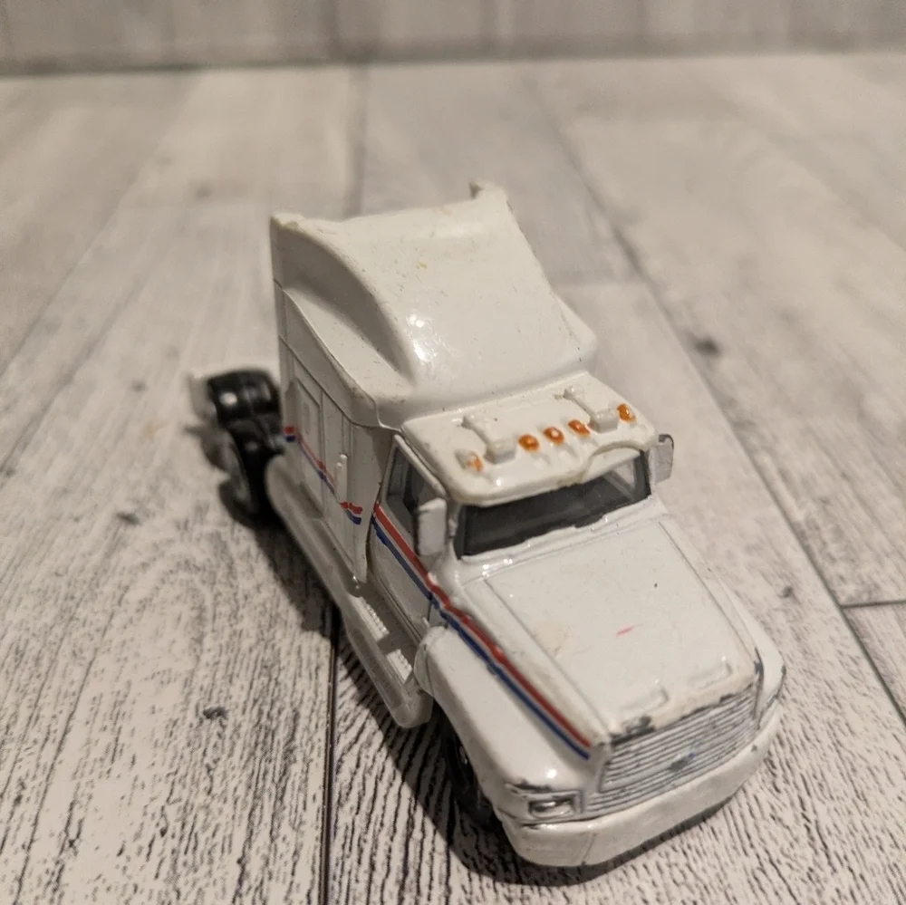Ford Aeromax 120 Classic White Toy Truck with Blue and Red Accents
